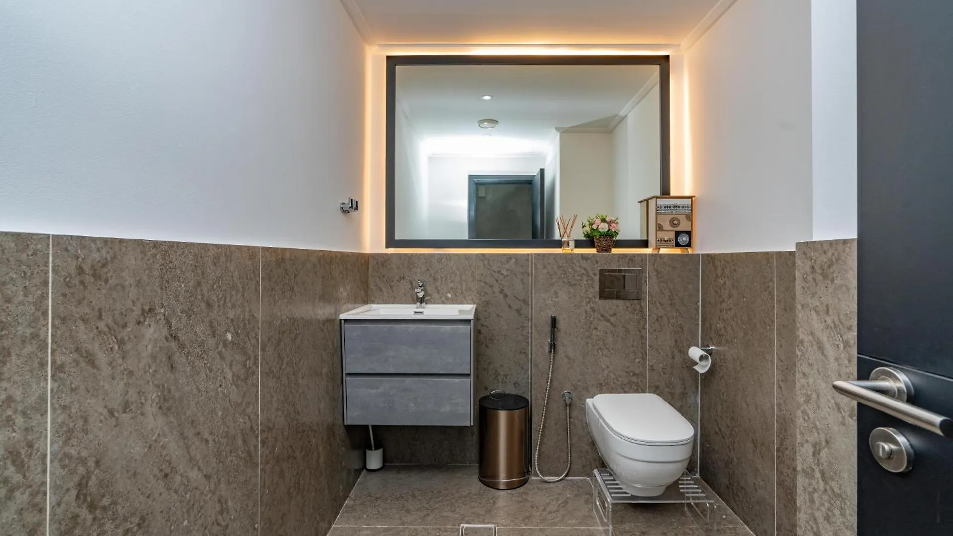 White Sage Spacious 1Br At Marina Promenade Dubai Apartment